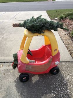 Little tikes car with Christmas tree & wreath