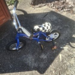Little Kids Bike With Training Wheels On It Too 