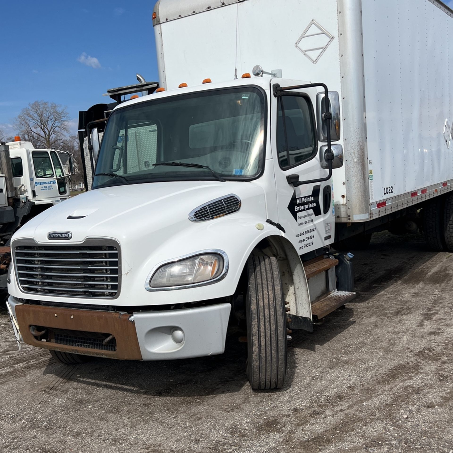 2011 Freightliner 26ft Box Truck 