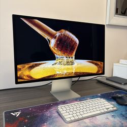 Apple Studio Display  5K Resolution