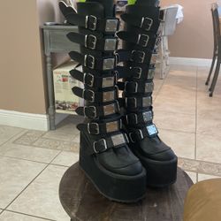 Demonía Boots 