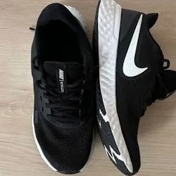 Nike women's tennis shoes size 6