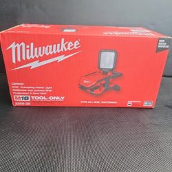 MILWAUKEE M18 18-VOLT 2000 LUMENS LITHIUM-ION CORDLESS ROVER LED CLAMPING FLOOD LIGHT ( TOOL ONLY  ) Herramienta Solamente 