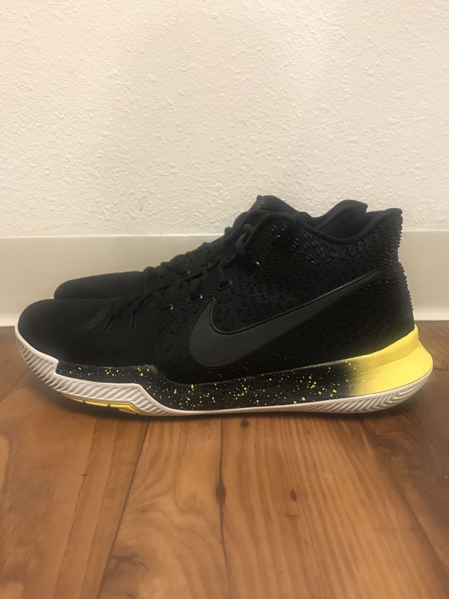 NIKE KYRIE BLACK AND YELLOW SZ 13