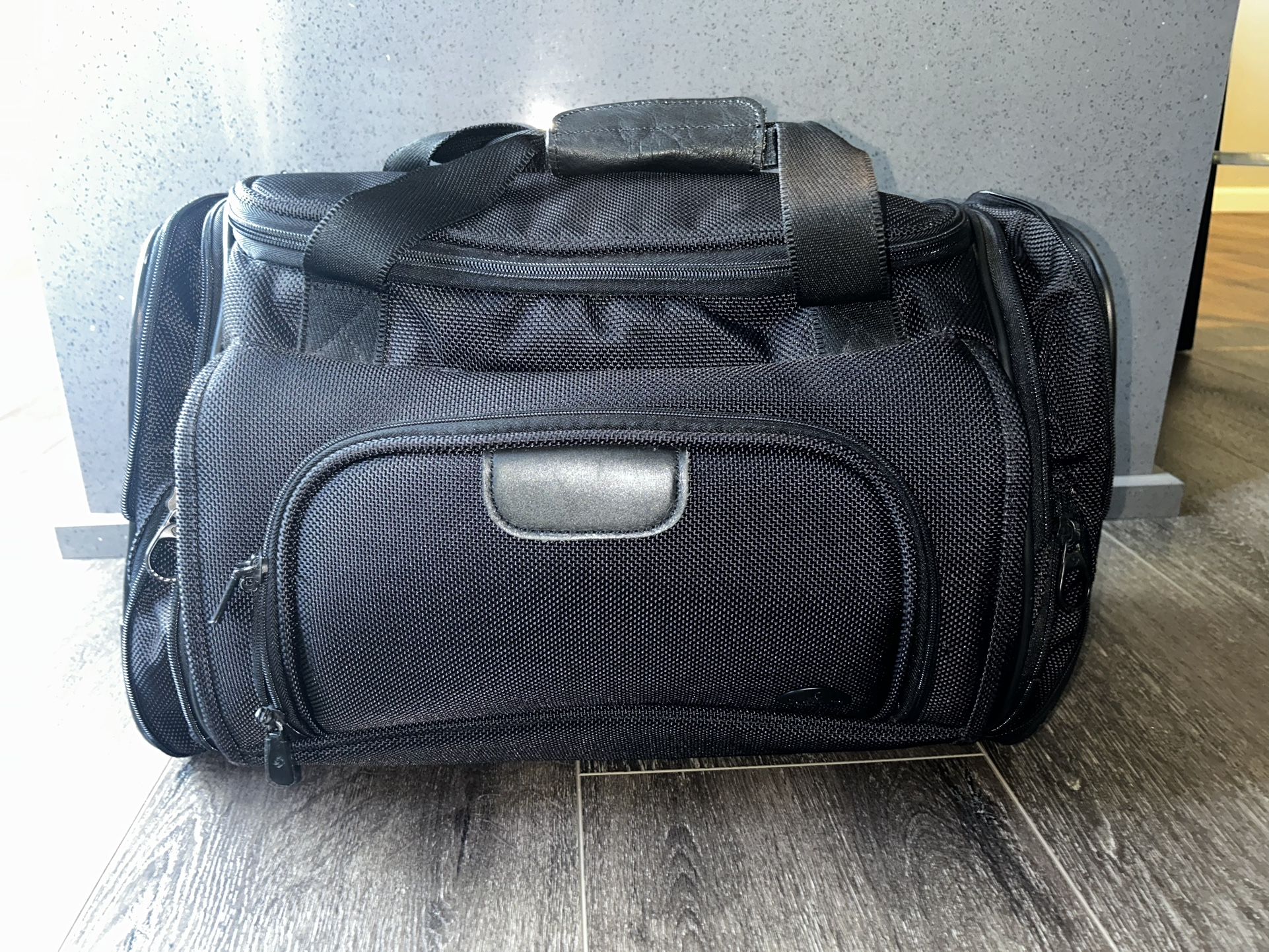 Carry On Samsonite Duffle Bag Excellent Condition