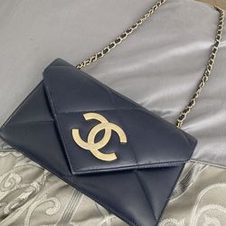 Vintage Chanel Quilted Navy Lambskin Flap bag Gold Chain And Snap Stamp