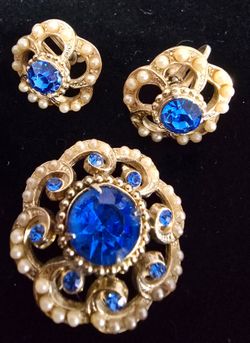 Vintage Brooch & Clip-on Earrings Signed "CORO" from the 50s $45. Pick-up In Aurora.