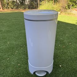 Munchkin Diaper Pail With Refill Bags And Scent Pucks