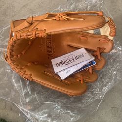 BRAND NEW SOFTBALL GLOVE READY FOR FIELD PLAY