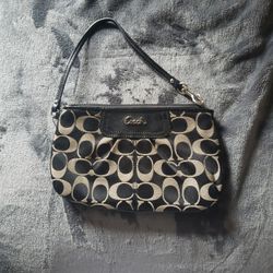 Coach Wristlet (REAL) black and tan In color