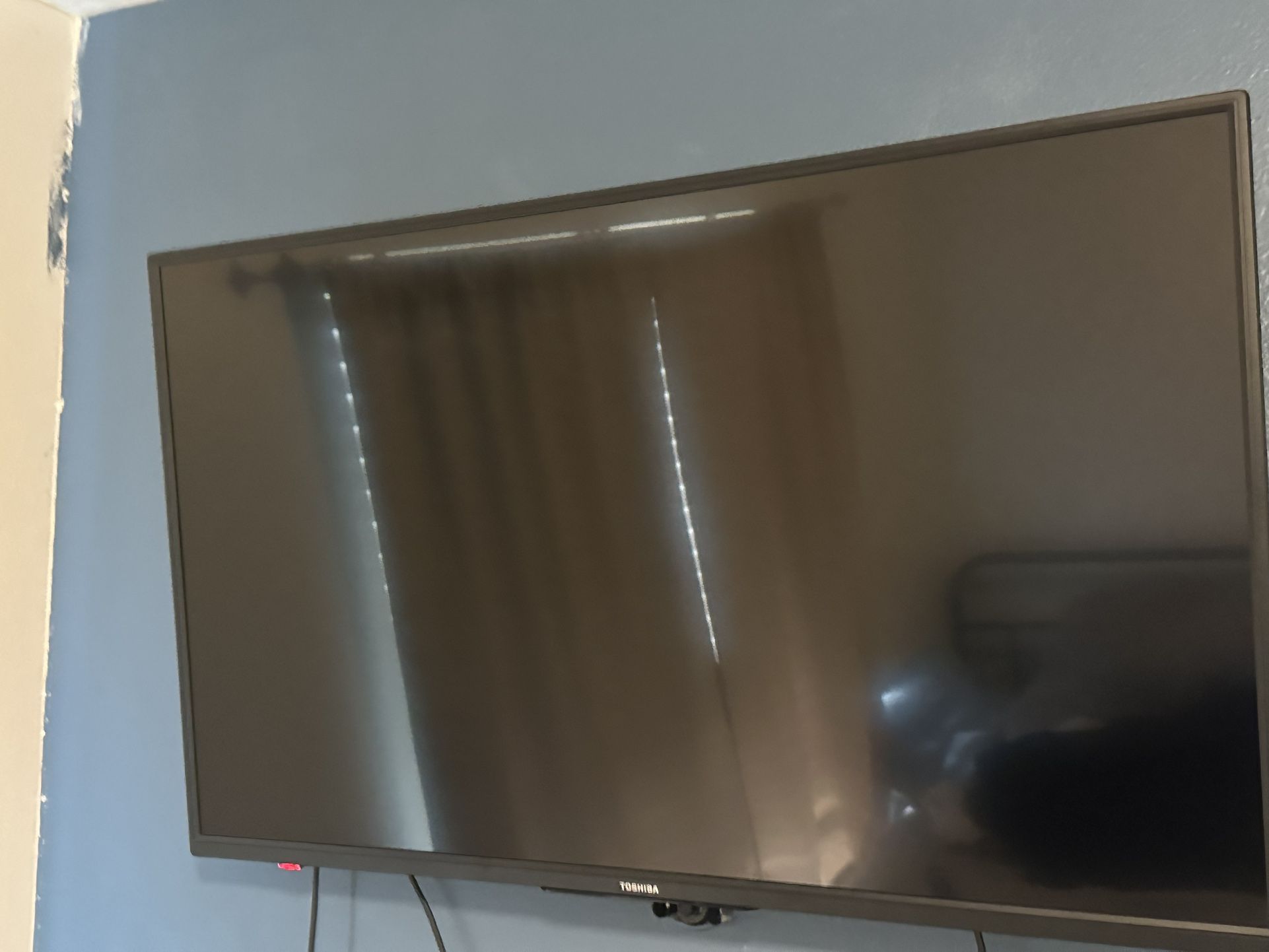 TOSHIBA 40 INCH TV