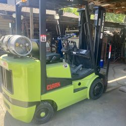 Clark Forklift (read listing )
