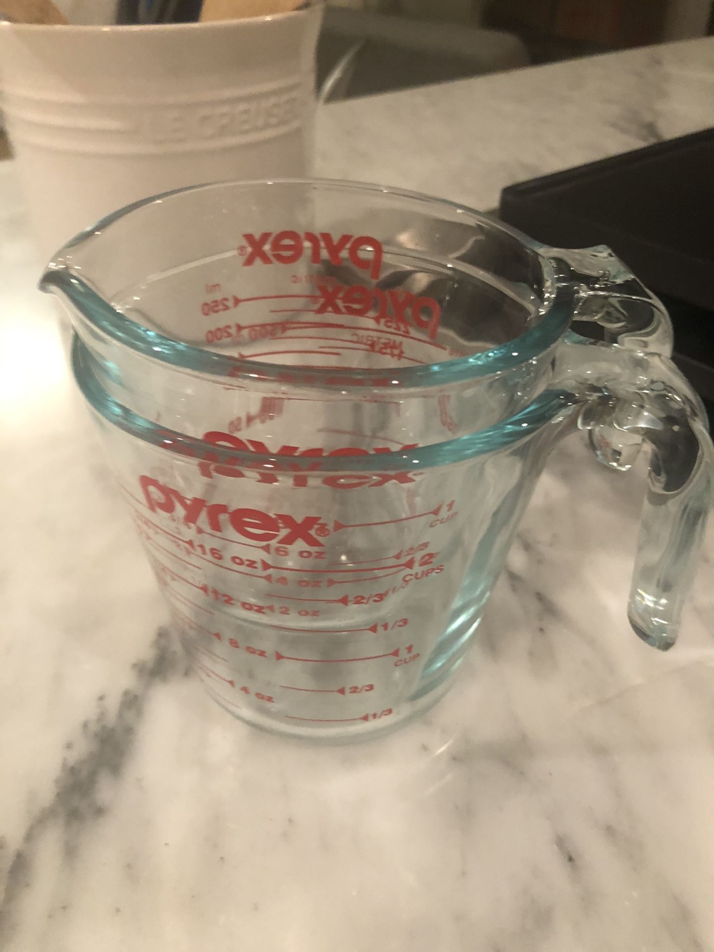 Pyrex Measuring Cups - Set of 2