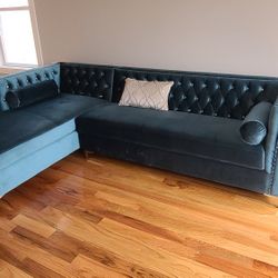 SECTIONAL WITH PILLOWS 