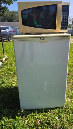 Mini Refrigerador y microwave