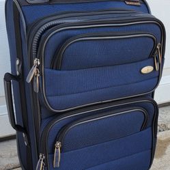 Suitcase luggage 18". Carry-on. Softside