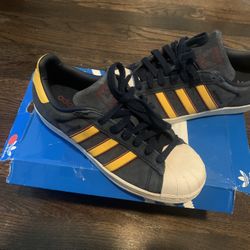 Adidas Wit The Off White Bottom In Great Condition Size 8 in Men’s 