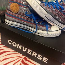 Men converse 