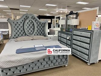 Beautiful King size Glam velvet 4pc bed set ( Chest and mattress not included for the price )