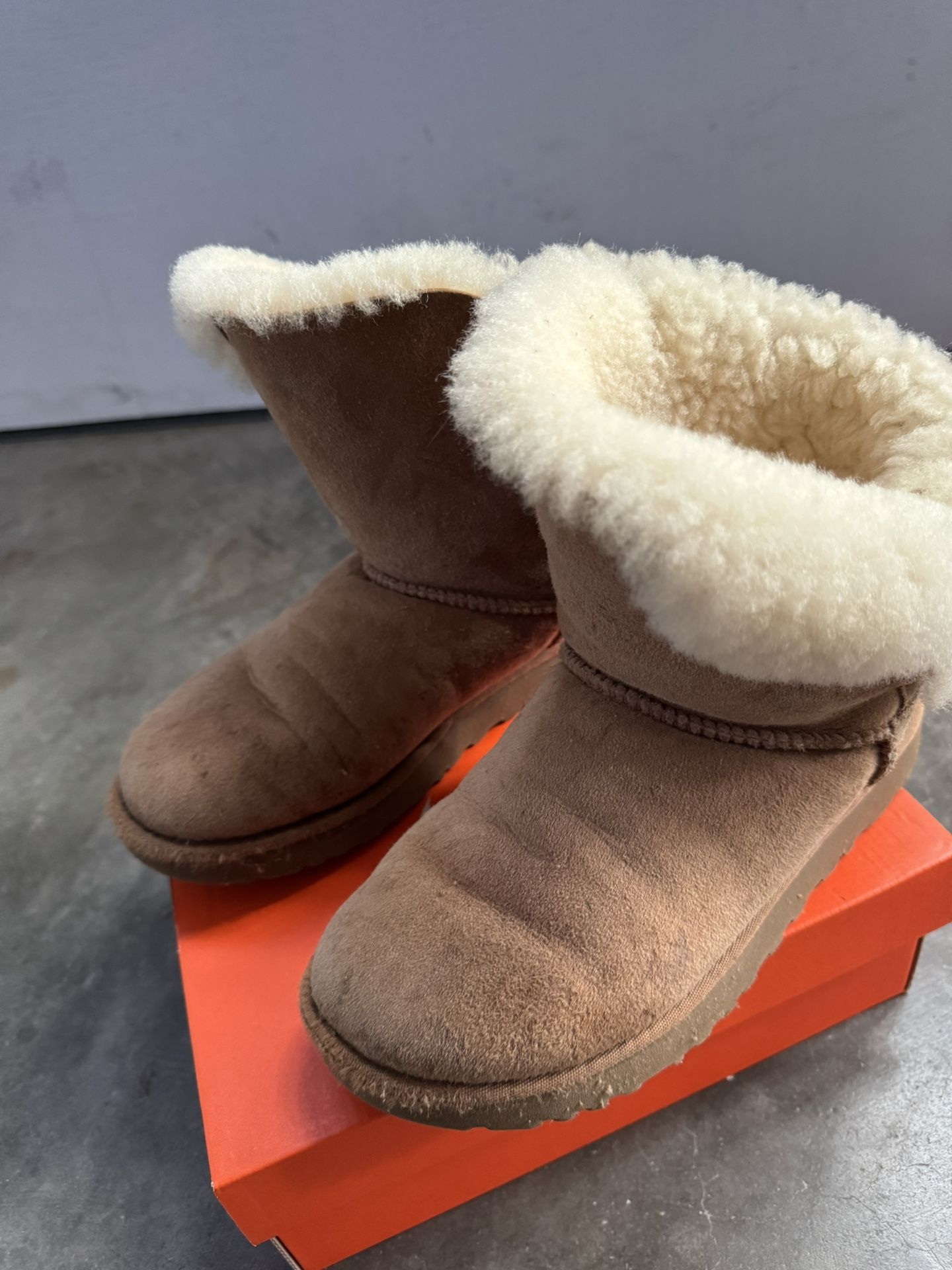 Ugg Bailey Button II Size 6