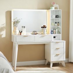White Modern Makeup Vanity
