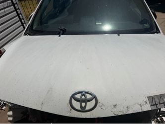 04-09 Toyota pruis white hood