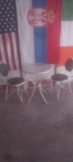 Metal Table With 2 Chairs Great Condiction 