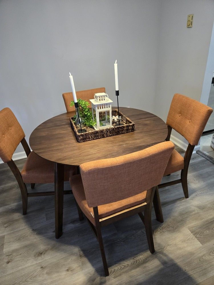 Dinning Table w/4 Chairs