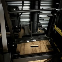 Titan Fitness Vice Grip Trainer