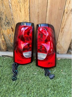 Tail lights Silverado  2003-2006