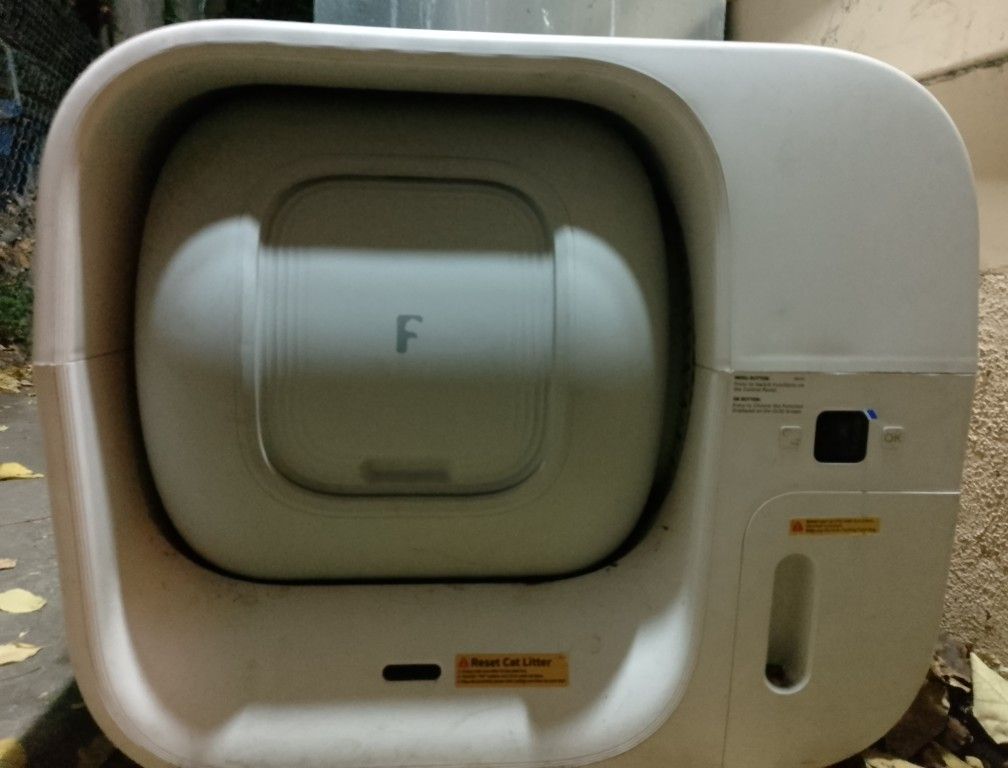 It WORKS!!! $90 FOR A NEW $395 FURBULOUS AUTOMATIC SELF CLEANING CAT LITTER BOX, NEVER USED! ODOR FREE, MESS FREE, WIFI & BLUETOOTH