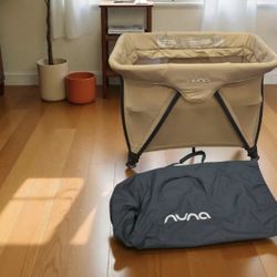 Nuna SENA playpen W Bassinette Level 