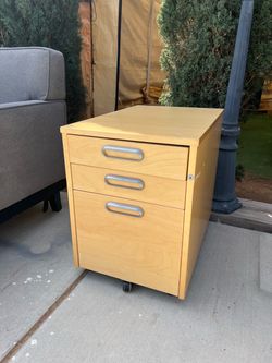 Filing cabinet w/ wheels!
