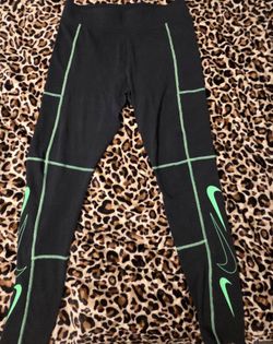 Nike Sportswear Swoosh Leggings in Black/Poison Green