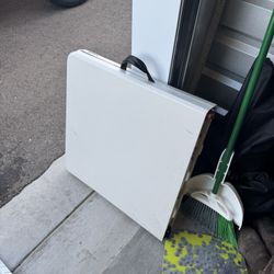 Folding table
