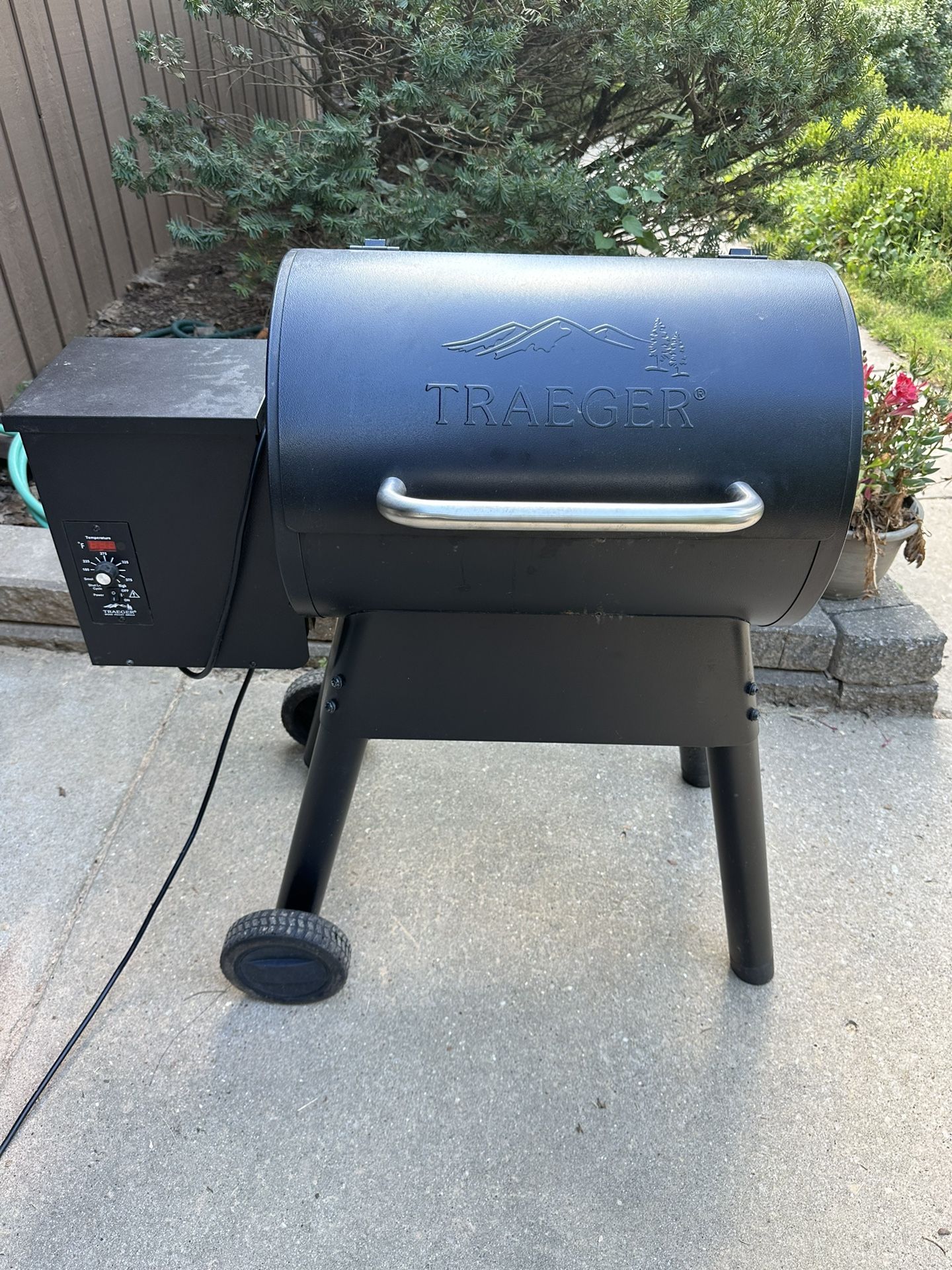 Traeger Electrical Pellet BBQ Grill TFB29PLB for Sale in Wheaton, IL