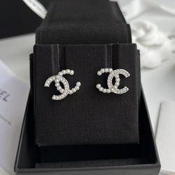 New Really Good Quality  Comes With Logo Bag