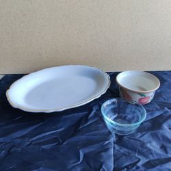 THREE VINTAGE GLASSWARE PIECES 