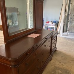 Dresser,Armoire, Nightstand,Queen Bed 
