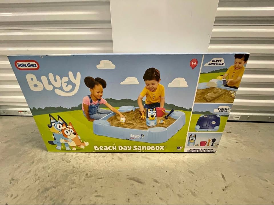 Little Tikes Bluey Beach Day Sandbox with 6 Accessories, Outdoor Sand Play for Kids Ages 1-6