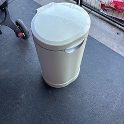 Munchkin Diaper Genie