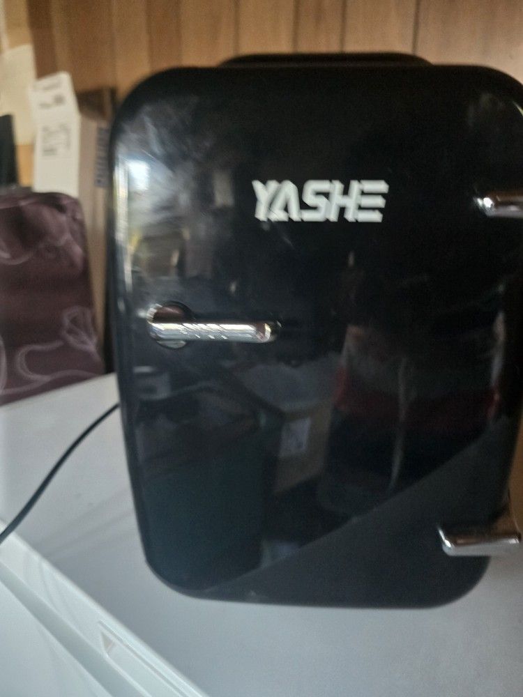 YASHE Skincare Mini Fridge – 5L
