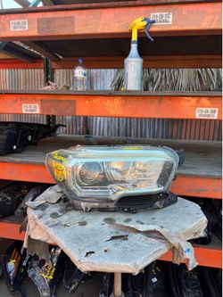 Toyota Tacoma RIGHT USED OEM HEADLIGHT (2016-2020) *LED*