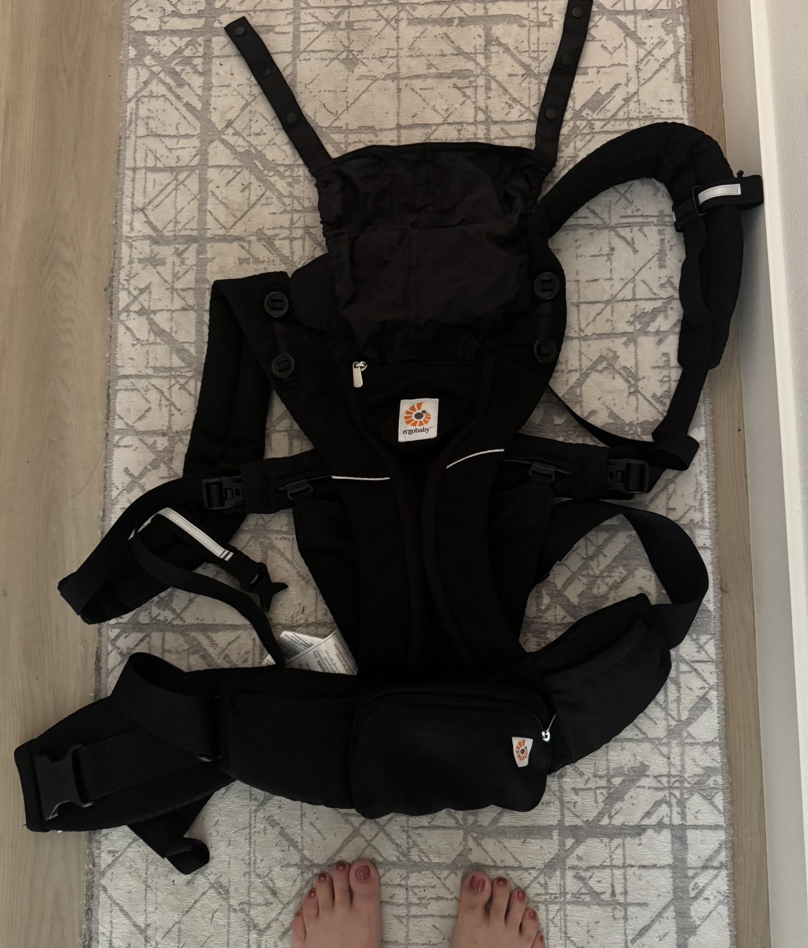 NEW/LIKE NEW! ERGOBABY OMNIBREEZE structured baby carrier - black