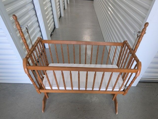 Vintage Jenny Lind spindle style wooden baby cradle/bassinet