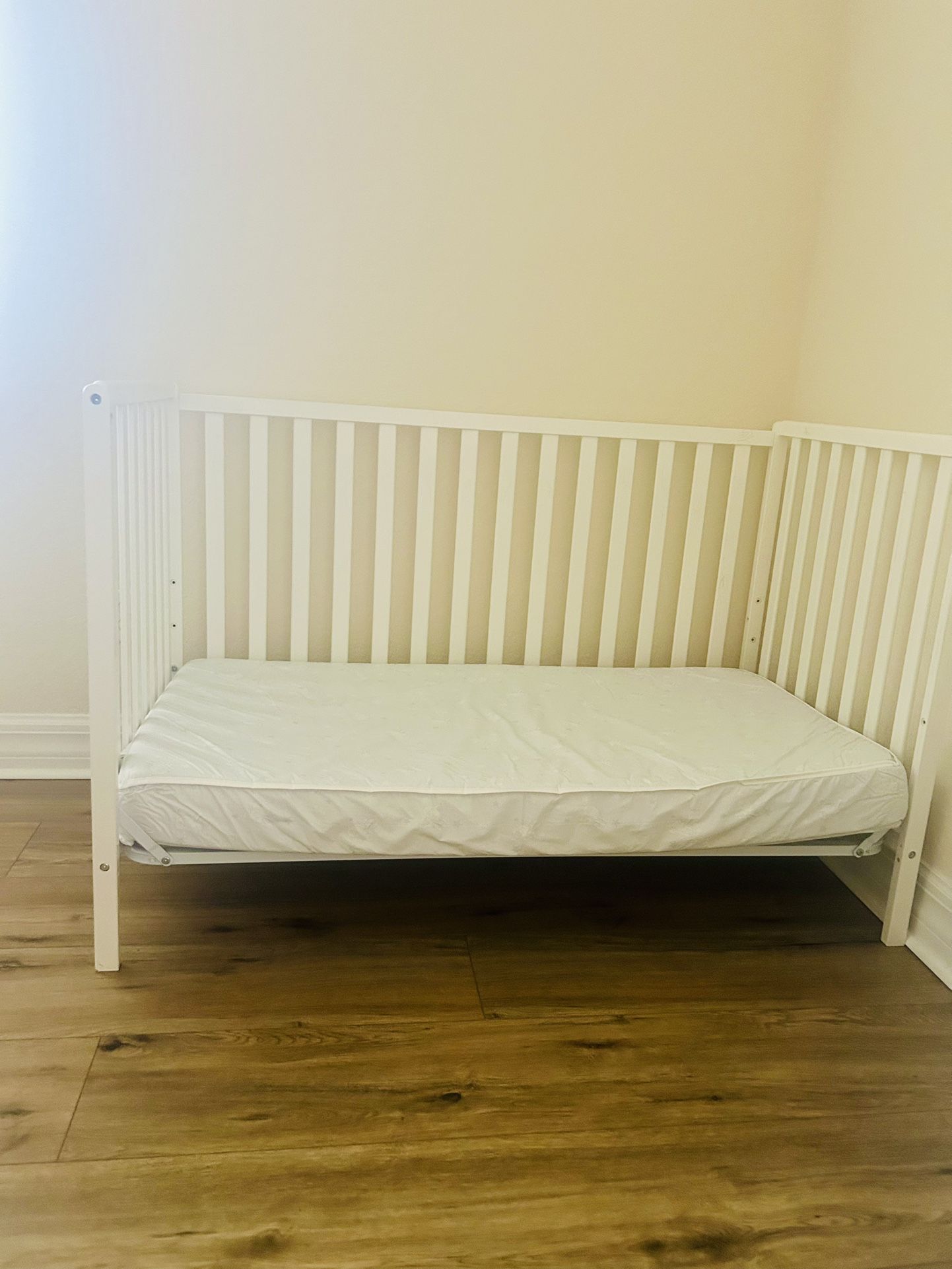 Baby Crib With Mattress 