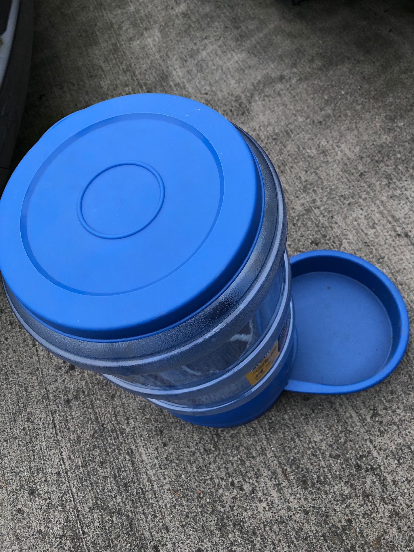 Brand New feeding system it holds 10lbs of dry food, easy to clean and great for in-outdoors use