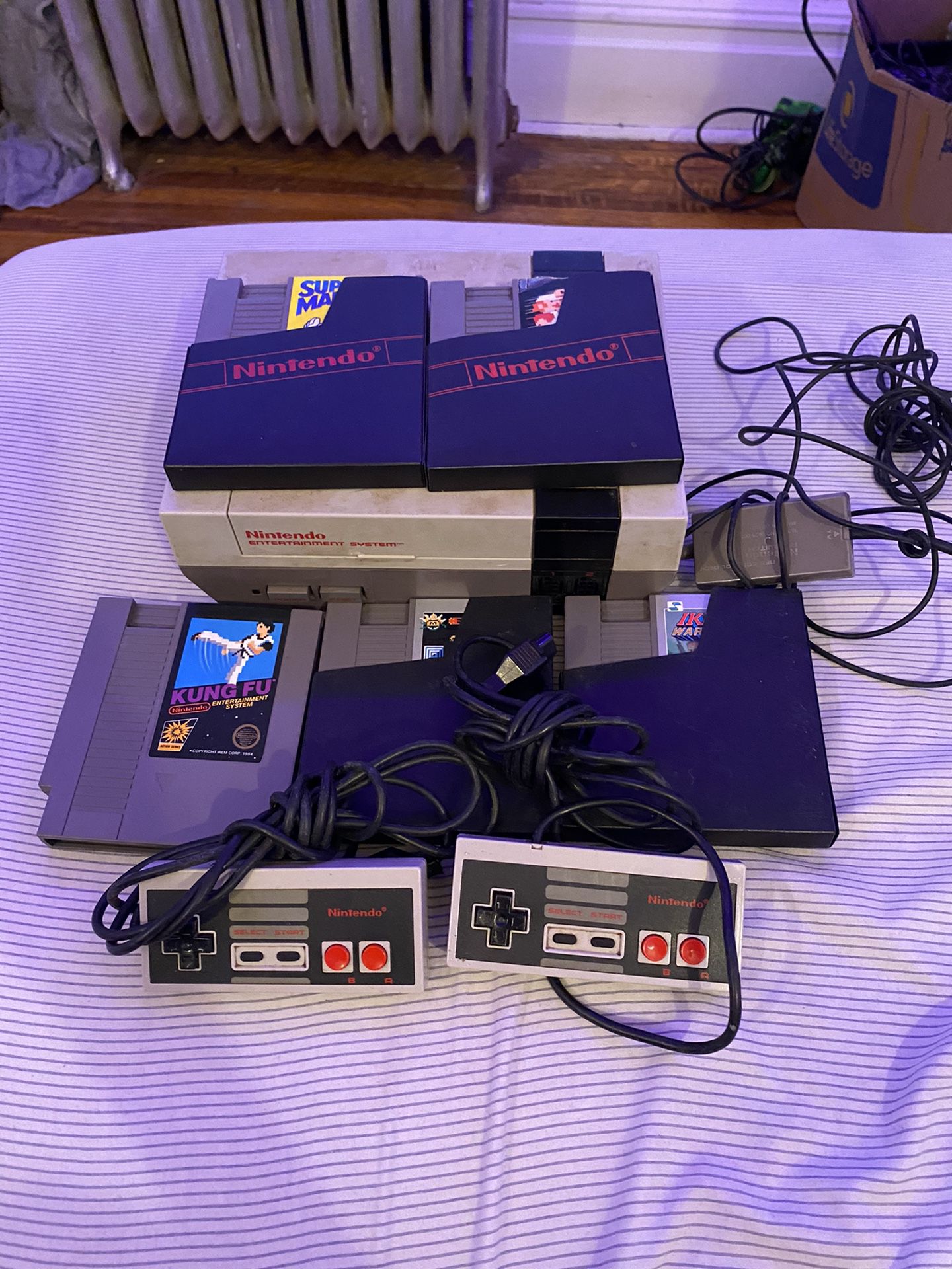 NES 2 controllers, 5 games