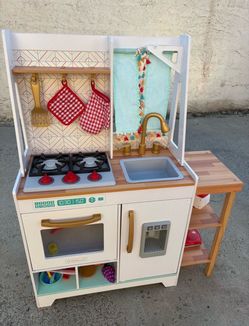 Toy kitchen