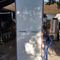 Bookcase with doors/ librero con puertas